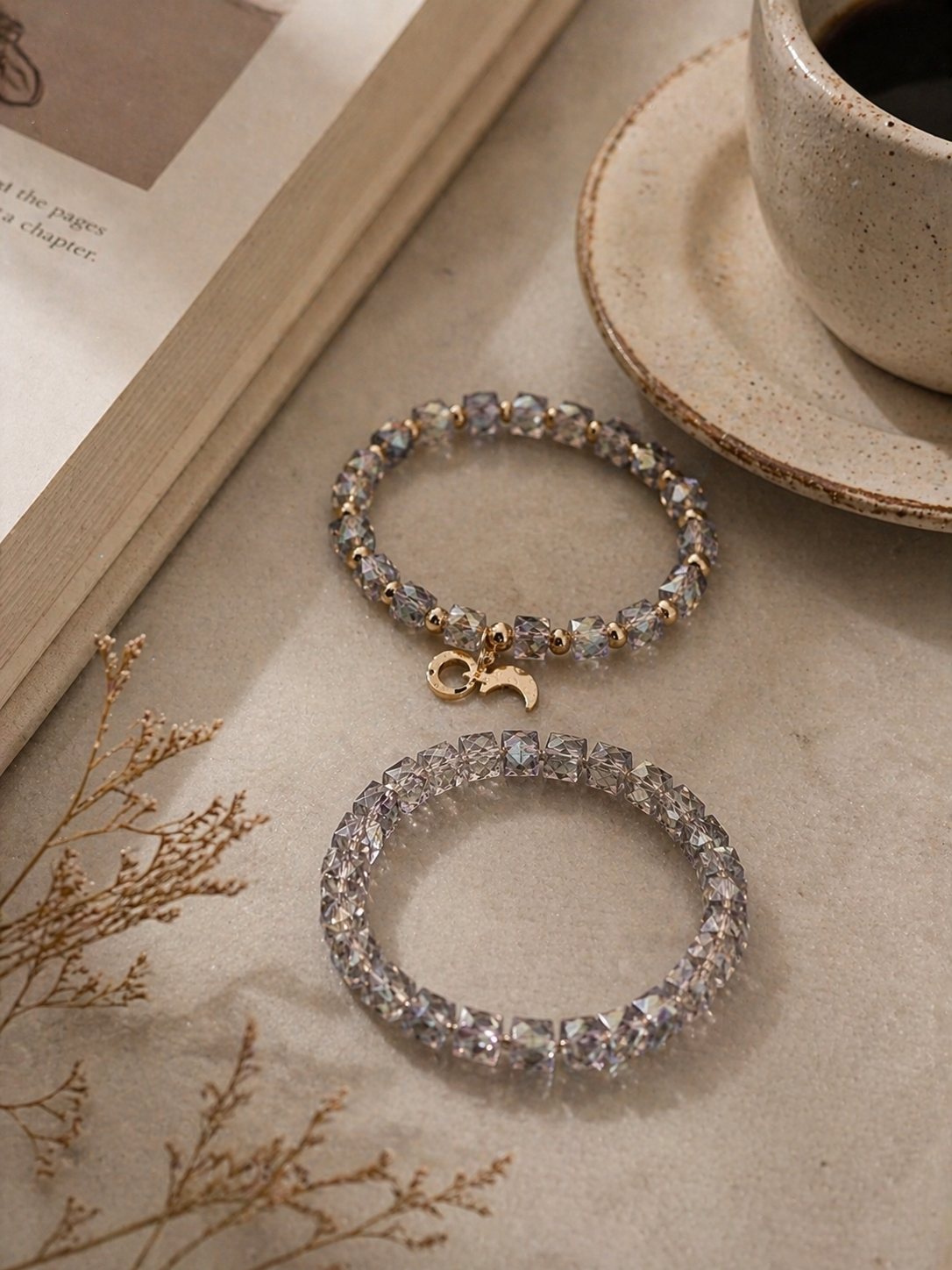 Kristal Taşlı Kadın Bileklik Seti – Gold Detaylı Ay Charm’lı & Minimal Şık Elastik Bileklik Kombini